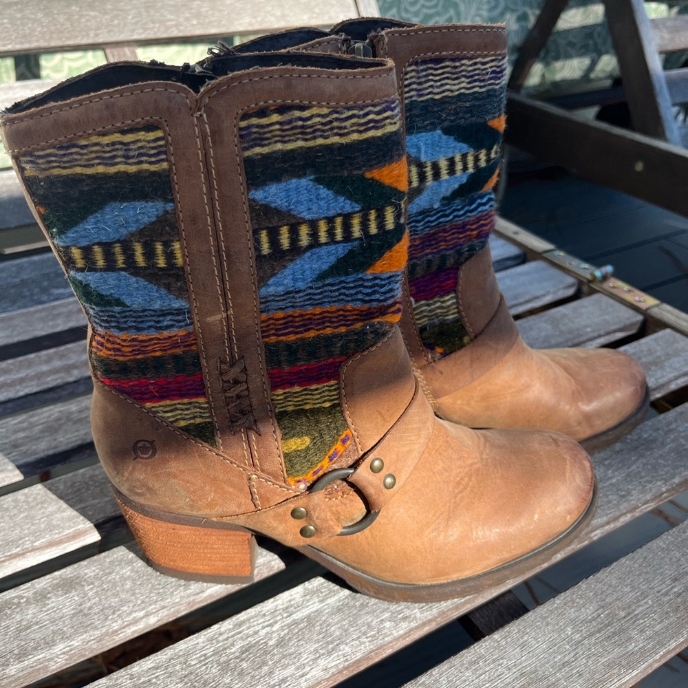 Born southwestern blanket boots 9